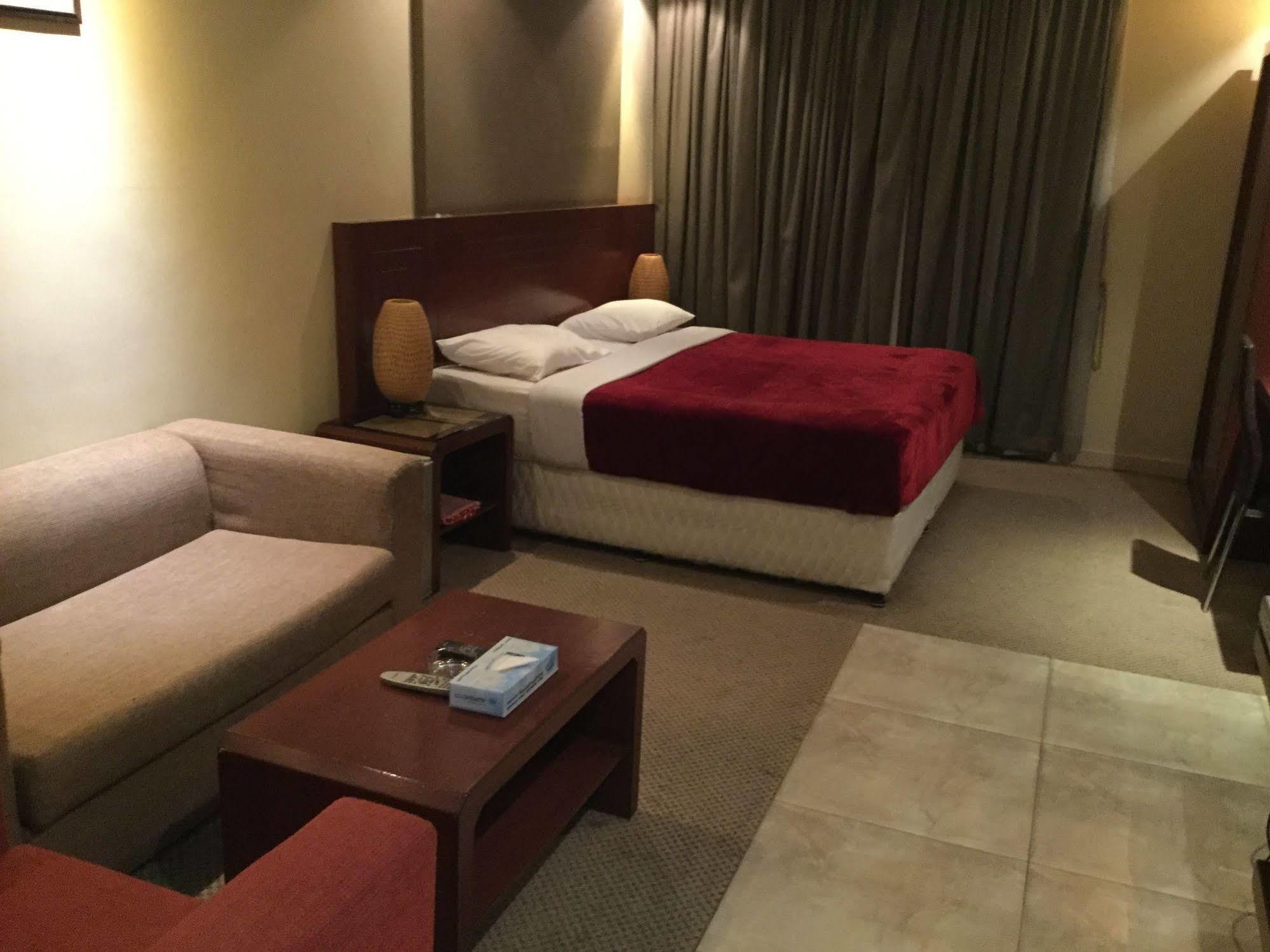 Continental Suite Farwaniya Кувейт Екстериор снимка